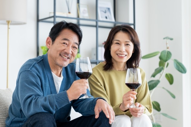 ワインを飲みながら結婚記念日を祝う夫婦