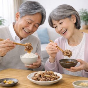 和食ギフトを美味しそうに食べる夫婦